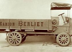 A Berliet truck crosses Algeria from North to South