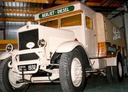 Trucks participate in the Mission des Sables Expedition